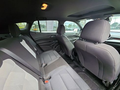 Used 2024 Chevrolet Trax RS w/ Sunroof Package FWD image 16