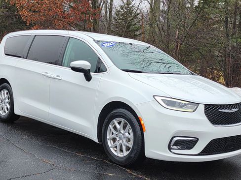 Used 2023 Chrysler Pacifica Touring-L image 2