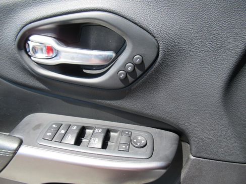 Used 2020 Jeep Cherokee Limited AWD/4WD image 19