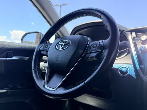 Used 2020 Toyota Camry SE w/ Convenience Package FWD image 9