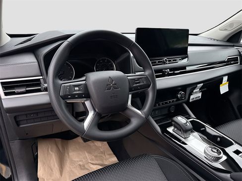 New 2025 Mitsubishi Outlander ES image 9