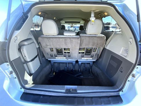 Used 2017 Toyota Sienna XLE image 25