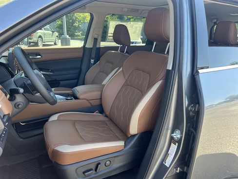 New 2026 Nissan Pathfinder Platinum AWD/4WD image 17