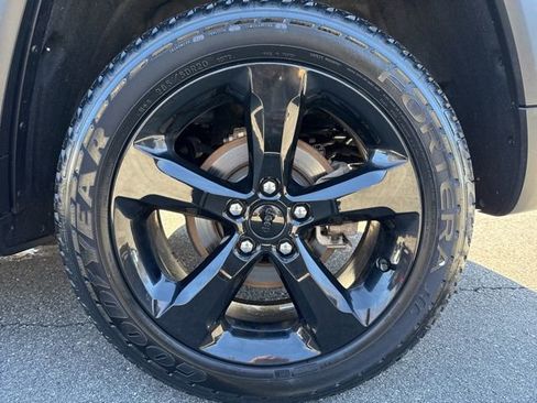 Used 2023 Jeep Grand Cherokee Altitude AWD/4WD image 9