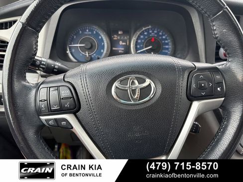 Used 2017 Toyota Sienna XLE w/ XLE Navigation Package FWD image 16
