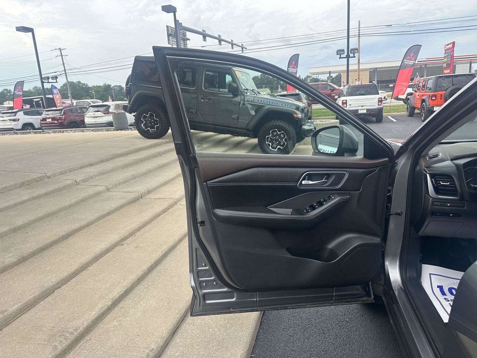 Used 2021 Nissan Rogue SV w/ Premium Package AWD/4WD image 19