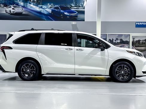 Used 2024 Toyota Sienna XSE AWD/4WD image 8