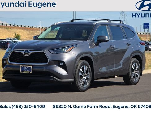 Used 2023 Toyota Highlander XLE AWD/4WD image 9