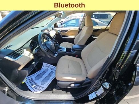 Used 2022 Toyota RAV4 LE AWD/4WD image 10
