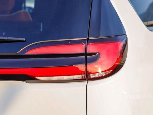 New 2026 Chrysler Pacifica Pinnacle image 10