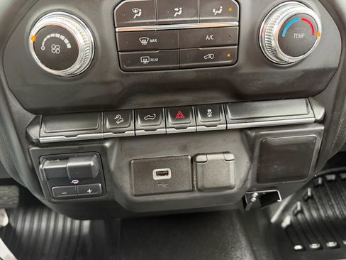 Used 2020 GMC Sierra 2500 4WD Crew Cab 159 w/ Convenience Package image 31