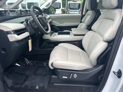 New 2026 Lincoln Navigator Premiere AWD/4WD image 10