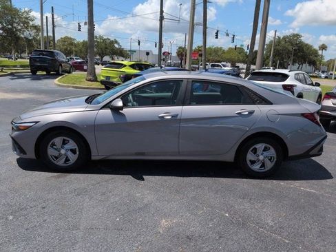 Certified 2025 Hyundai Elantra SE FWD image 7
