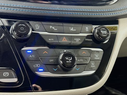 Used 2021 Chrysler Pacifica Touring-L AWD/4WD image 15
