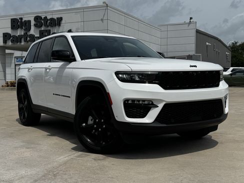 Used 2023 Jeep Grand Cherokee Limited w/ Luxury Tech Group II AWD/4WD image 2