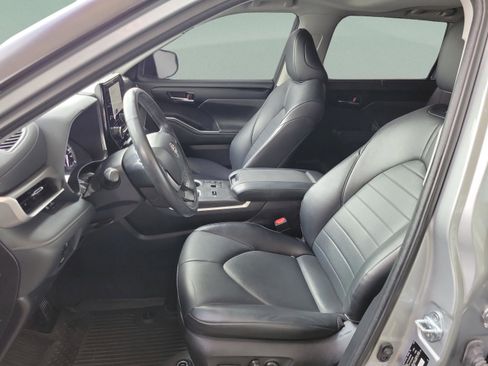 Certified 2023 Toyota Highlander XLE image 9