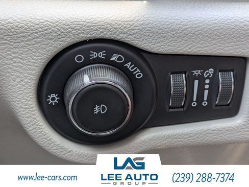 Used 2019 Chrysler Pacifica Touring-L FWD image 21