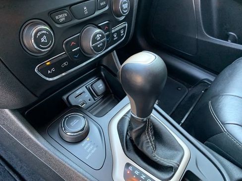 Used 2018 Jeep Cherokee Limited AWD/4WD image 24
