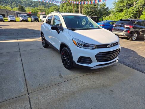 Used 2020 Chevrolet Trax LT w/ Sun & Sound Package AWD/4WD image 1