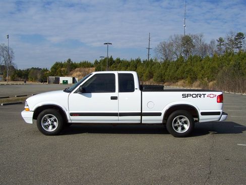Used 1998 Chevrolet S10 Pickup LS image 5