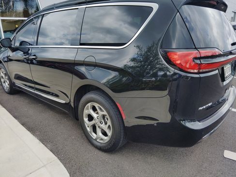 Used 2022 Chrysler Pacifica Limited w/ Uconnect Theater Family Group AWD/4WD image 8