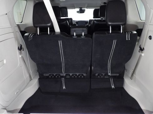 Used 2024 Chrysler Pacifica Limited FWD image 12