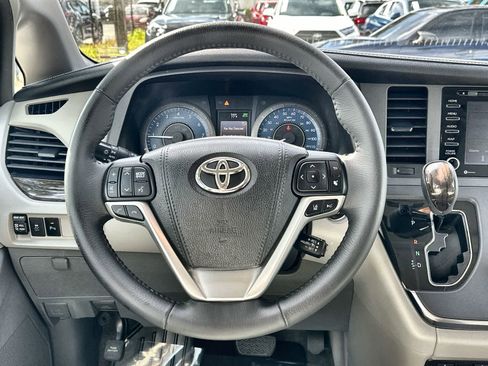 Used 2018 Toyota Sienna XLE Premium image 15