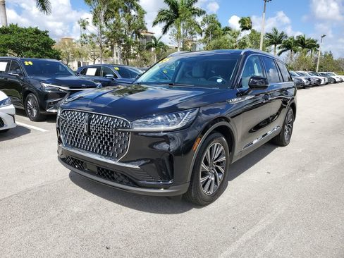 Used 2025 Lincoln Aviator 2WD image 2