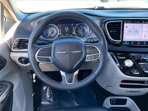Used 2023 Chrysler Pacifica Touring-L image 17