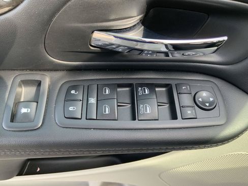 Used 2019 Dodge Grand Caravan SE w/ UConnect Hands-Free Group FWD image 17