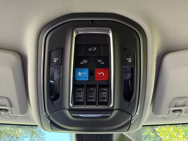 Used 2023 Jeep Grand Cherokee Limited AWD/4WD image 31