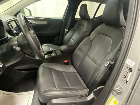 Used 2025 Volvo XC40 B5 Core AWD/4WD image 9