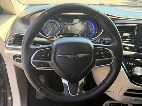 Used 2017 Chrysler Pacifica Touring-L FWD image 18