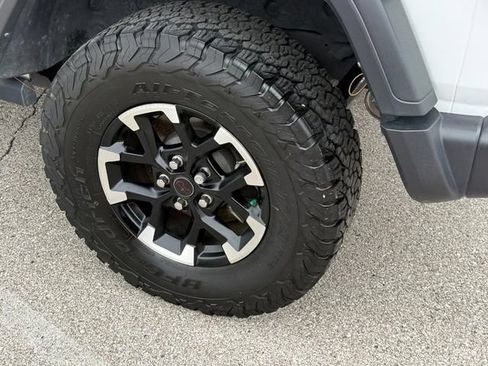 Used 2025 Jeep Wrangler Unlimited Rubicon AWD/4WD image 9