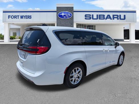 Used 2023 Chrysler Pacifica Touring-L FWD image 4
