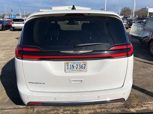 Used 2024 Chrysler Pacifica Touring-L image 7