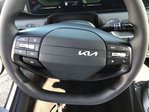 Used 2025 Kia K4 LXS image 25
