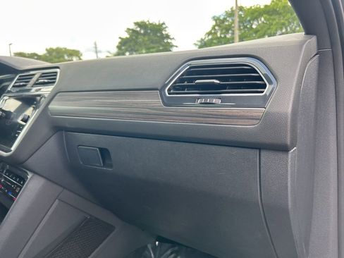 Used 2022 Volkswagen Tiguan SEL R-Line image 25
