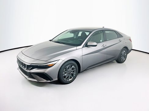 Used 2024 Hyundai Elantra SEL FWD image 3