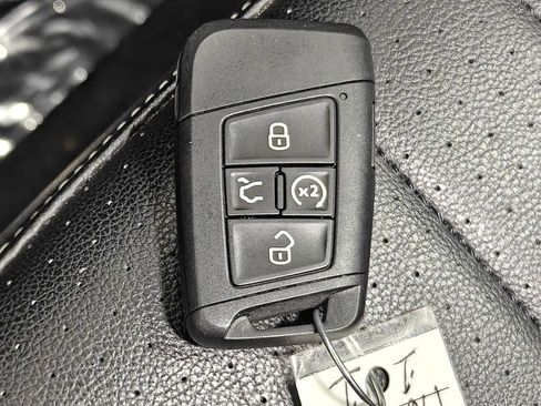 Used 2024 Volkswagen Tiguan SE R-Line image 17