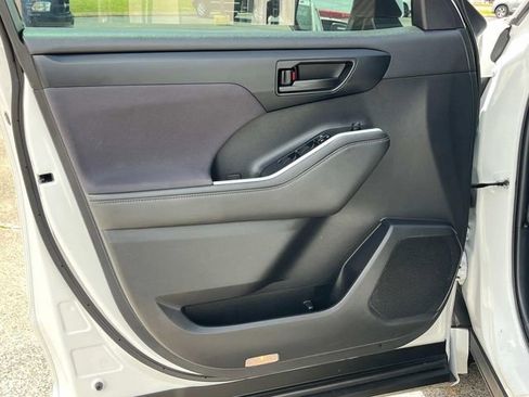 Used 2023 Toyota Highlander LE FWD image 28