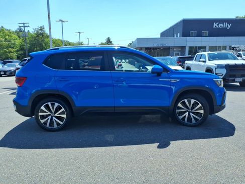 Used 2022 Volkswagen Taos SE w/ Panoramic Sunroof Package AWD/4WD image 4