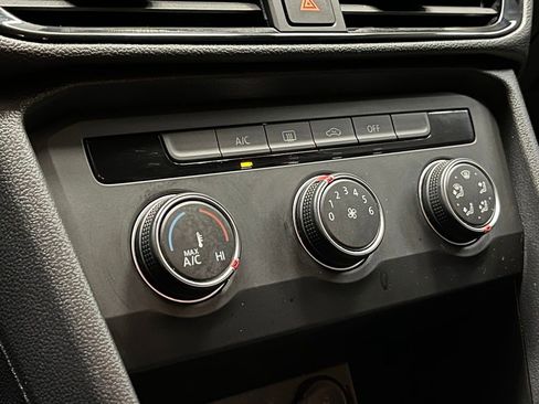 Used 2022 Volkswagen Taos S image 10