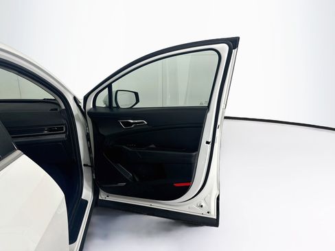 Used 2025 Kia Sportage LX FWD image 31