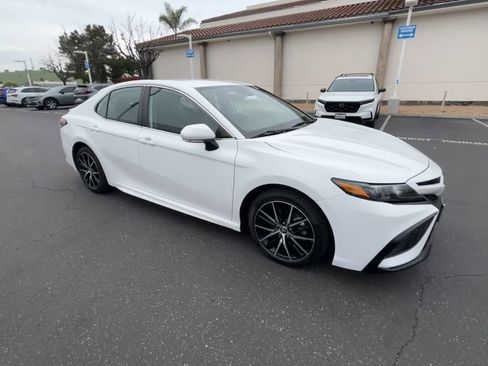 Used 2023 Toyota Camry SE image 2