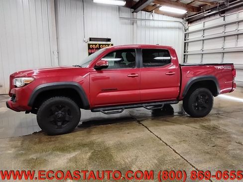 Used 2017 Toyota Tacoma TRD Off-Road w/ Premium & Technology Package AWD/4WD image 4