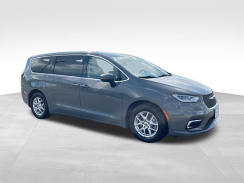 Used 2023 Chrysler Pacifica Touring-L FWD image 2