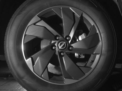 Used 2025 Nissan Rogue SV AWD/4WD image 16