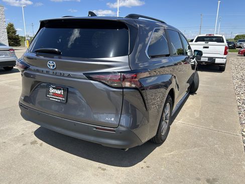 Certified 2025 Toyota Sienna XLE FWD image 6