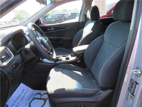 Used 2019 Kia Sorento FWD V6 image 3